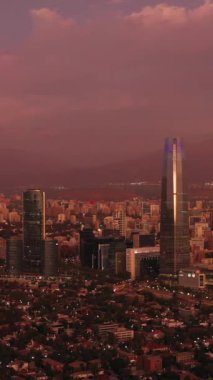 Santiago City, Akşam Alacakaranlığı ve And Dağları 'nda. Mavi Saat. Hava görüntüsü. Şili. Yörüngede. Dikey Video