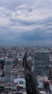 Cloudy Evening 'de Buenos Aires City Skyline. Arjantin. İnsansız hava aracı yandan uçuyor. Dikey Video