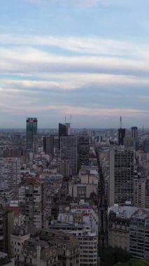 BUENOS AIRES, ARGENTINA - 24 Aralık 2022: Buenos Aires City Skyline Bulutlu Gece. Arjantin. Drone İleri Uçuyor. Dikey Video