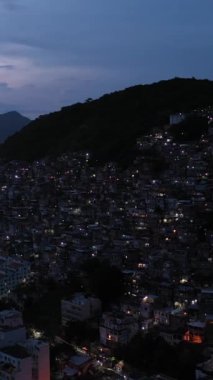 Akşam Alacakaranlığı 'nda Cantagalo-Pavao-Pavaozinho Favelas. Mavi Saat. Rio de Janeiro, Brezilya. Hava görüntüsü. Yörüngede. Dikey Video