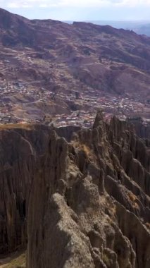 Valle de las Animas Spires ve Rock Formasyonları. La Paz, Bolivya. Hava görüntüsü. İHA uçurumun üzerinden ileri uçuyor. Dikey Video