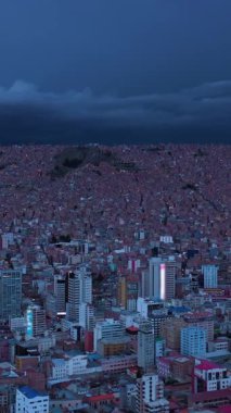 Akşam Alacakaranlığı 'ndaki La Paz City manzarası. MacroDistrito Centro Bölgesi. Hava görüntüsü. Bolivya 'da. Mavi Saat. Drone yukarı doğru uçuyor. Geniş açı. Dikey Video