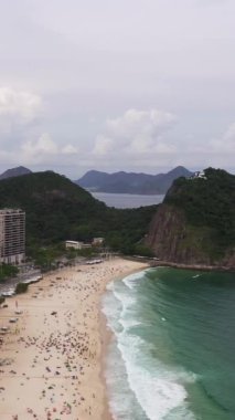 Rio de Janeiro Şehri. Copacabana Sahili ve Atlantik Okyanusu. Mahalle sakinleri. Hava görüntüsü. Brezilya. Drone İleri Uçuyor. Dikey Video