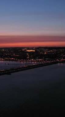 Ponte 25 de Abril Askılık Köprüsü Lizbon 'u Almada' ya bağlıyor. Portekiz. Hava görüntüsü. Dikey Video