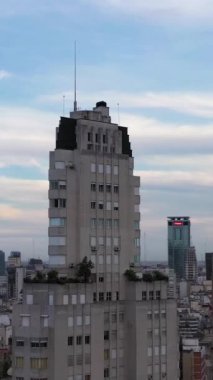 BUENOS AIRES, ARGENTINA - 24 Aralık 2022: Kavanagh Binası ve Buenos Aires City Skyline Bulutlu Gece. Arjantin. Yörüngede. Dikey Video