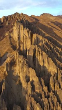 Valle de las Animas Parlayan Kuleler. Güneşli bir günde La Paz, Bolivya yakınlarında kaya oluşumu. Hava görüntüsü. İHA ileri uçar, aşağı eğilir. Dikey Video