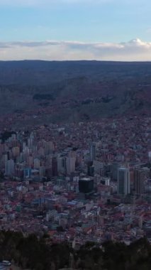 La Paz Şehir Manzarası. Hava görüntüsü. Bolivya 'da. Altın Saat. İnsansız hava aracı yandan uçuyor. Orta boy shot. Dikey Video