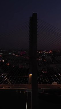 Akşam Alacakaranlığı 'nda Vasco da Gama Kablo Kalan Köprüsü ve Lizbon Şehri' ni aydınlattı. Lizbon, Portekiz. Mavi Saat. Hava görüntüsü. Yörüngede. Orta boy shot. Dikey Video