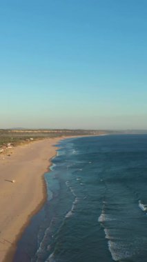 Costa Da Caparica ve Atlantik Okyanusu Sunset 'te. Portekiz. Hava görüntüsü. Drone İleri Uçuyor. Dikey Video