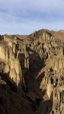 Valle de las Animas Kuleleri. La Paz, Bolivya yakınlarında kaya oluşumu. Hava görüntüsü. Drone İleri Uçuyor. Dikey Video