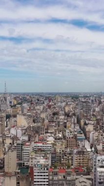 BUENOS AIRES, ARJENTINA 23 ARALIK 2022: Güneşli bir günde Buenos Aires City. Hava görüntüsü. Arjantin. Drone geriye doğru uçuyor. Dikey Video