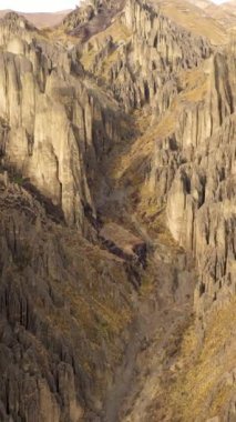 Valle de las Animas Kuleleri. La Paz, Bolivya yakınlarında kaya oluşumu. Hava görüntüsü. Drone İleri Uçuyor. Dikey Video