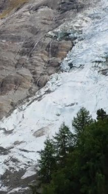 Fransız Alplerinde Bossons Buzulu. Hava görüntüsü. Fransa. Drone İleri Uçuyor. Tanıtım Açılış Çekimi. Atış ayarlanıyor. Dikey Video