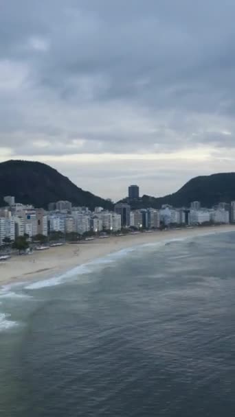 里约热内卢天际线上的云天晨光 科帕卡巴纳海滩和大西洋 空中超速 时间超速 飞行员向前和向上飞去 垂直录像 — 图库视频影像