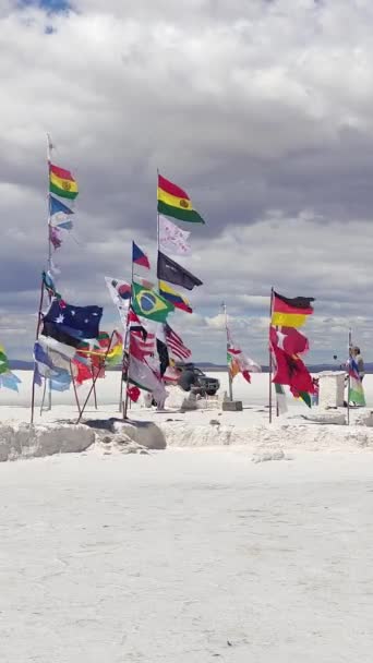 Uyuni Bolivien Dezember 2022 Uyuni Salzebenen Und Fahnen Bolivien Vertikales — Stockvideo