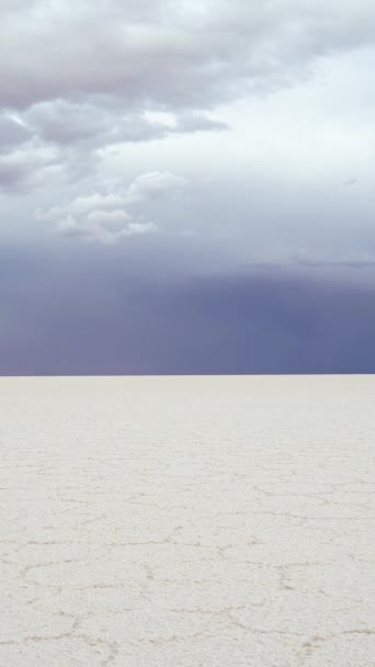 Hombre Viajero Caminando Uyuni Salt Flats Día Nublado Altiplano Bolivia — Vídeos de Stock