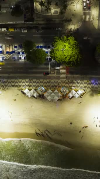 夜のリオデジャネイロシティ コパカバーナビーチ アデニア大西洋と大西洋 空中ハイパーラップ タイムラップス ブラジル ドローンがホバーしている アングルショット バーティカルビデオ — ストック動画