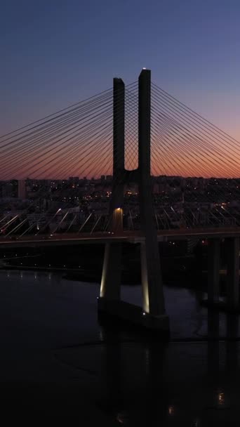 Освітлений Міст Васко Гама Лісабон Вечірні Сутінки Лісабон Португалія Блакитна — стокове відео