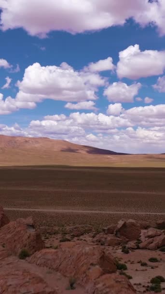 Путешественник Смотрит Скалы Рок Вэлли Боливия Вид Воздуха Дрон Летит — стоковое видео