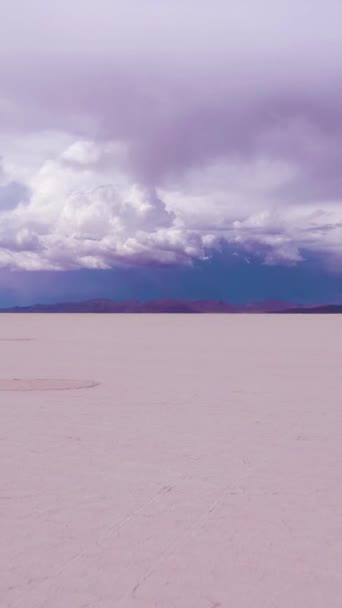 Uomo Solitario Guardando Uyuni Salt Flats Giorno Del Sole Vista — Video Stock
