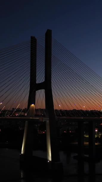 Iluminado Vasco Gama Cable Stayed Bridge Lisbon Cityscape Evening Twilight — Vídeo de Stock