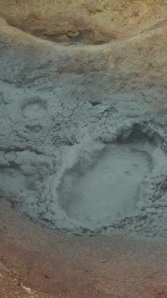 Mud Pot Sol Manana Bolivie Jour Nuageux Vidéo Verticale — Video