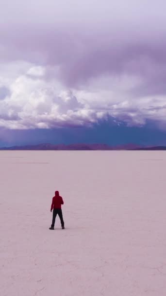 Traveler Man Looking Uyuni Salt Flats Sunny Day Inglés Vista — Vídeo de stock