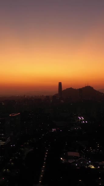 Sunset Parlayan Santiago City Silueti Hava Görüntüsü Akşam Alacakaranlığı Mavi — Stok video
