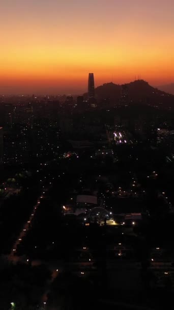 Šumivá Silueta Města Santiago Při Západu Slunce Letecký Pohled Večerní — Stock video