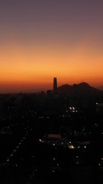 Glitrende Santiago City Silhouette Ved Sunset Aerial View Kveldens Skumring – stockvideo