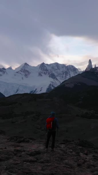 Wanderer Mit Rucksack Und Trekkingstöcken Mit Blick Auf Den Fitz — Stockvideo