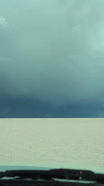 Uyuni Salt Flats 从车上看 玻利维亚 垂直录像 — 图库视频影像