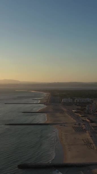 Costa Caparica Und Atlantik Bei Sonnenuntergang Portugal Luftaufnahme Drohne Fliegt — Stockvideo