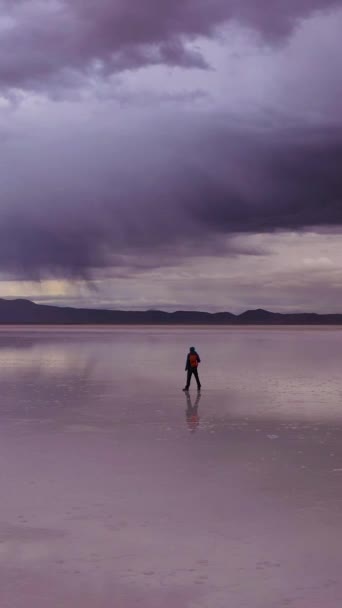 Turistmannen Står Och Tittar Uyuni Salt Flats Flygutsikt Altiplano Bolivia — Stockvideo