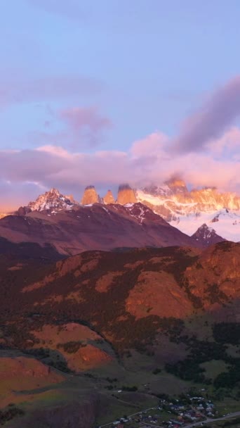 Mount Fitz Roy Clouds Bij Zonsopkomst Heuvels Besneeuwde Bergen Andes — Stockvideo