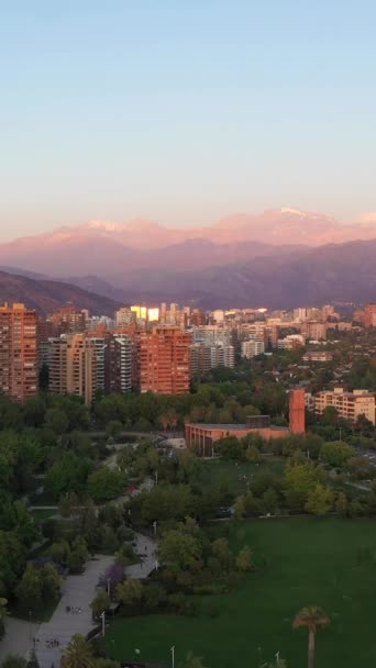 Las Condes Commune Santiago Andesfjellene Ved Sunset Boligbygninger Aerial View – stockvideo