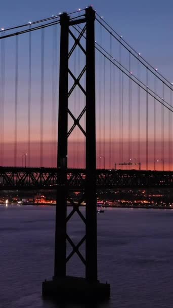 Ponte Abril Jembatan Suspensi Menghubungkan Lisbon Almada Malam Twilight Blue — Stok Video