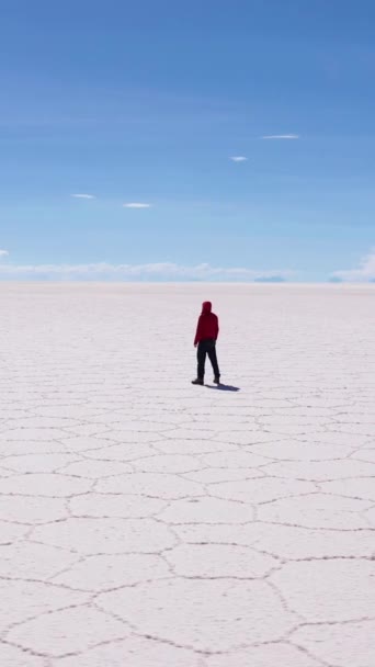 Resenär Man Tittar Uyuni Salt Flats Soliga Dagen Flygutsikt Altiplano — Stockvideo