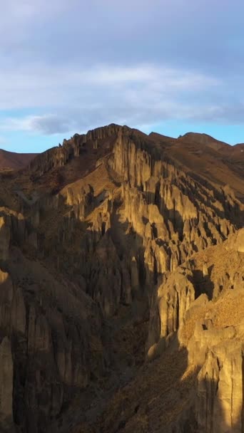 Valle Las Animas 빛나는 스파이어 화창한 라파스 볼리비아 근처의 드론은 — 비디오