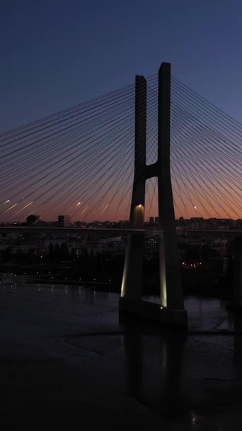 灯火通明的Vasco Gama Cable Stayed Bridge和Lisbon Skyline在暮色黄昏 葡萄牙里斯本 蓝色一小时 空中景观 无人机飞上西德威和向上 — 图库视频影像