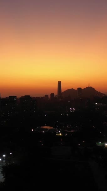 Glitrende Santiago City Silhouette Ved Sunset Aerial View Kveldens Skumring – stockvideo
