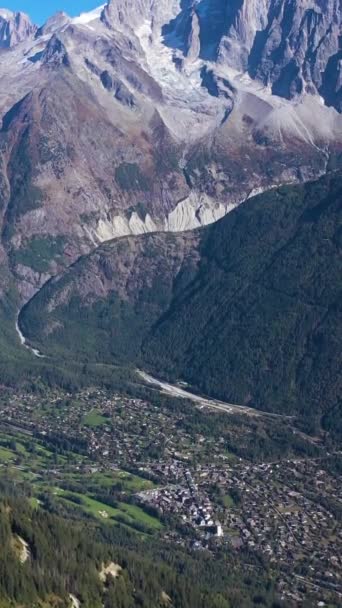 シャモニクス渓谷と晴れた日の山々 フランスアルプス フランス アリアルビュー ドローン フライが先に進む ティルトアップ ショットを明らかに バーティカルビデオ — ストック動画