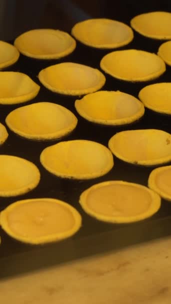 糕点大厨在意大利面中加入鸡蛋护肤霜 葡萄牙传统蛋黄酱糕点 在面包店里被枪杀了垂直录像 — 图库视频影像
