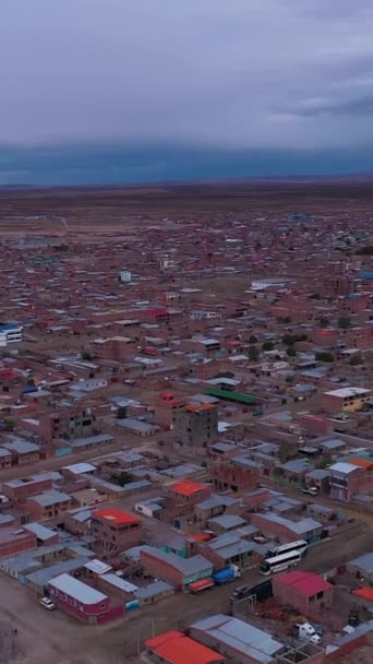 Ciudad Uyuni Cielo Nublado Vista Aérea Bolivia Drone Vuela Hacia — Vídeos de Stock