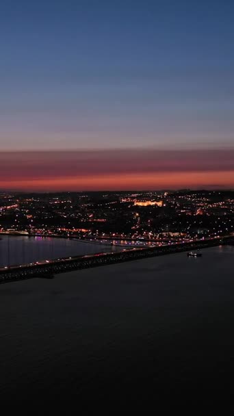 Ponte Abril Suspension Bridge Ansluter Lissabon Till Almada Natten Portugal — Stockvideo