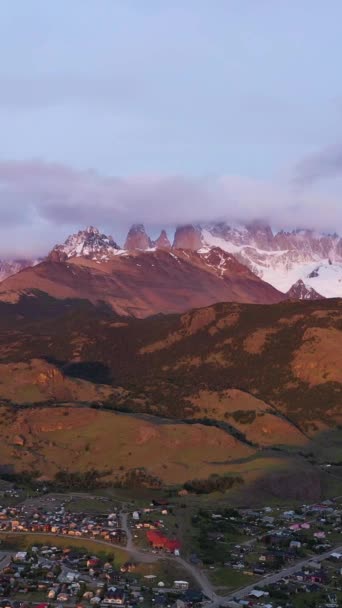 Monte Fitz Roy Clouds Chalten Town Hills Snow Capped Mountains — Vídeo de stock