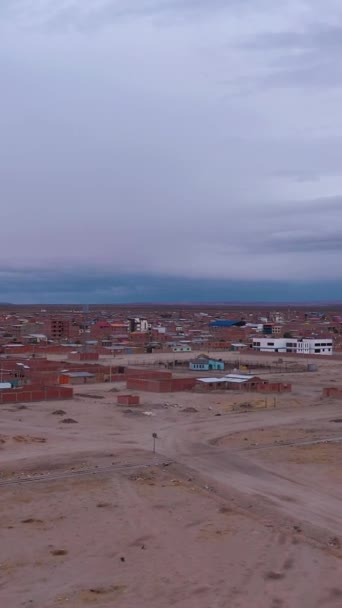 Uyuni Stadt Und Wolkenverhangener Himmel Luftaufnahme Bolivien Drohne Fliegt Vor — Stockvideo