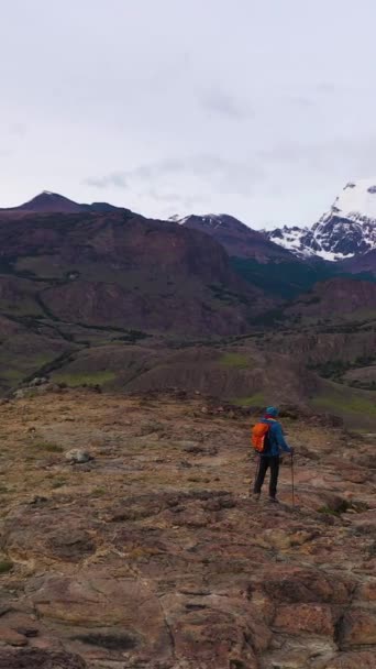 Traveler Hiker Man Met Rugzak Wandelstokken Kijkt Naar Mount Fitz — Stockvideo