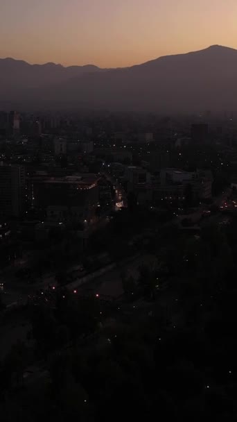 圣地亚哥市位于晨暮和安第斯山脉 蓝色一小时 空中景观 飞行员向前飞 倾斜向上 真枪实弹垂直录像 — 图库视频影像