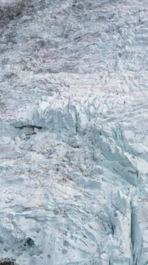 Fransız Alplerinde Bossons Buzulu. Hava görüntüsü. Fransa. Drone İleri Uçuyor. Dikey Video